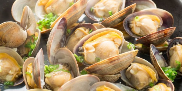 Receta de alcachofas con almejas en salsa de pimentón
